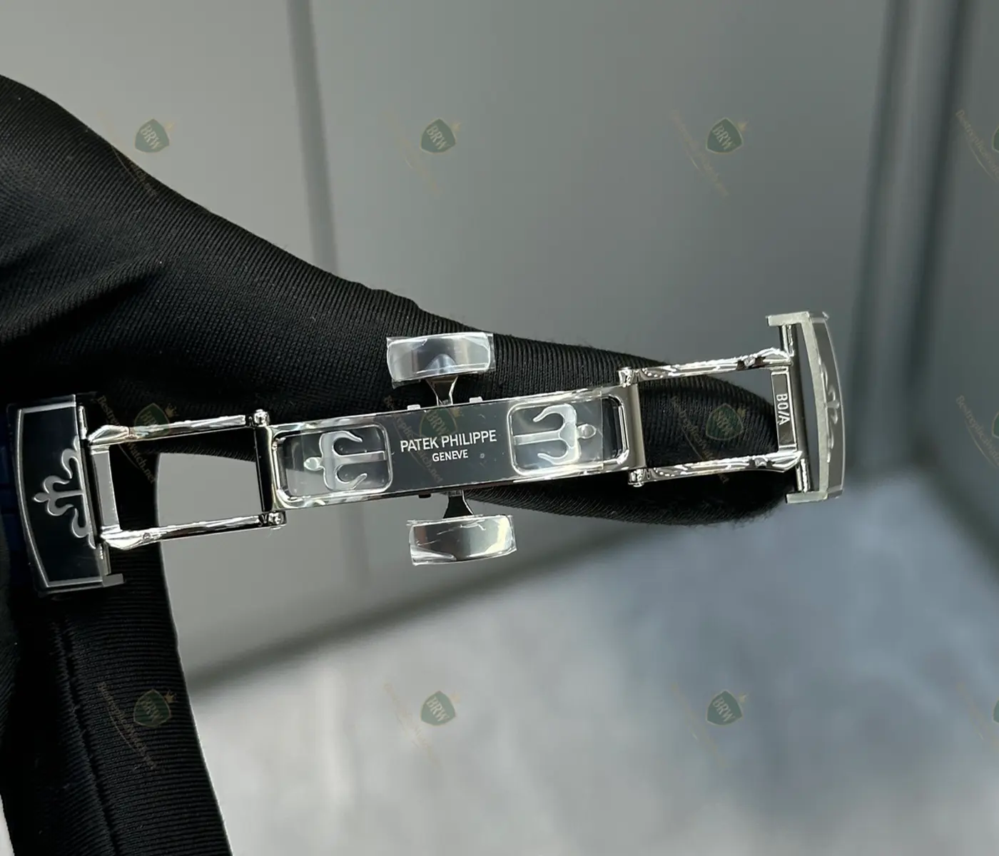 Patek Philippe Aquanaut Ref 5168G 001 18K White Gold Blue Gradient Dial Blue Composite Strap Jumbo Model - Image 9